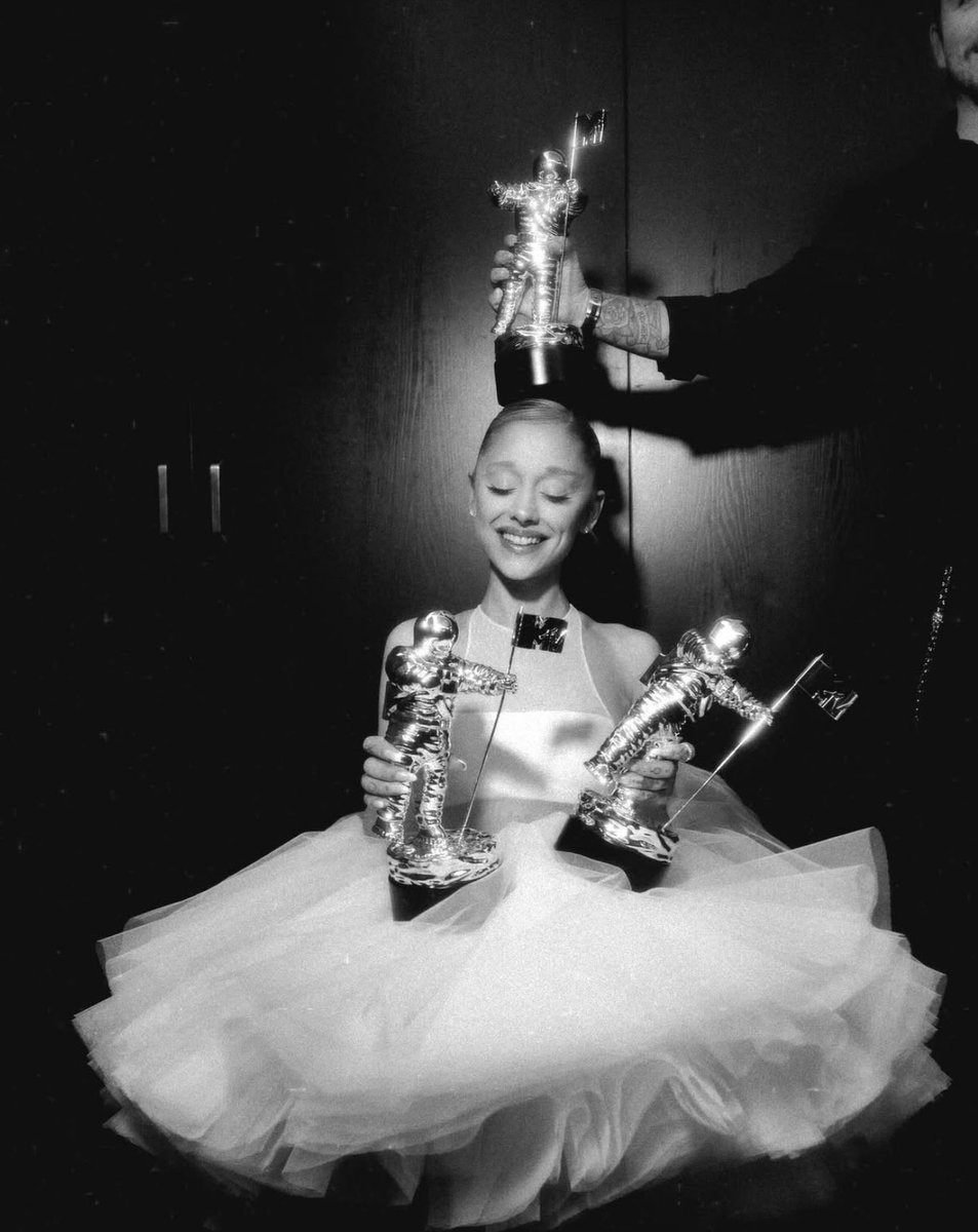 BuzzingPop's tweet photo. Ariana Grande posing with her three #VMAs. https://t.co/aAArzkSPsL