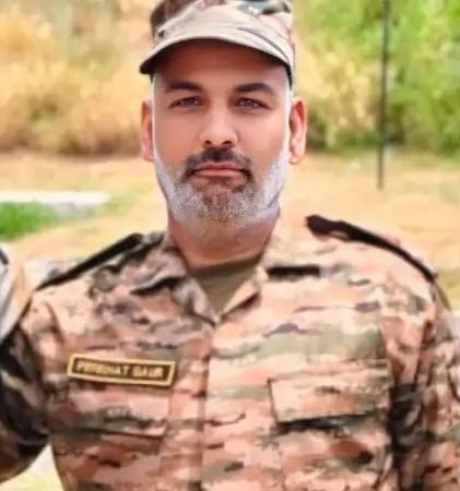 TigerCharlii's tweet image. &quot;Freedom is not Free, it costs Soldiers!&quot;

India bids teary adieu to
Subedar Prabhat Gaur
10 PARA 🦂 
From: Uttar Pradesh

He made supreme sacrifice fighting #Pakistan terrorists in Kulgam encounter yesterday.
Salute JCO Saab 🦂
#IndianArmy 🇮🇳 #Kulgam