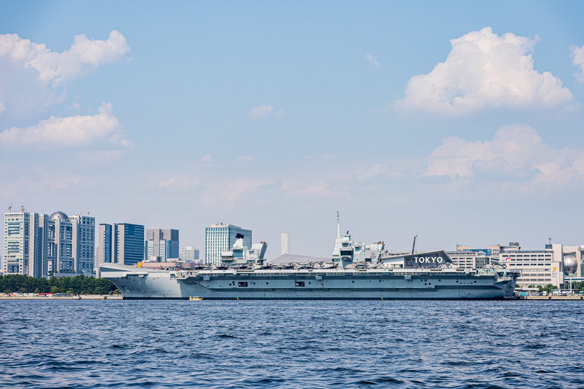 kabanetyper's tweet photo. イギリス海軍 空母
プリンス・オブ・ウェールズ
#CSG25 #PWLS
東京国際クルーズターミナルに停泊している同艦を、小型ボートで海側からも撮っていました。
ここに来るまでのボートのかっ飛び具合がすごくて、とても楽しかったです。(30ノットくらい?) https://t.co/ZGXMr1Kkh9
