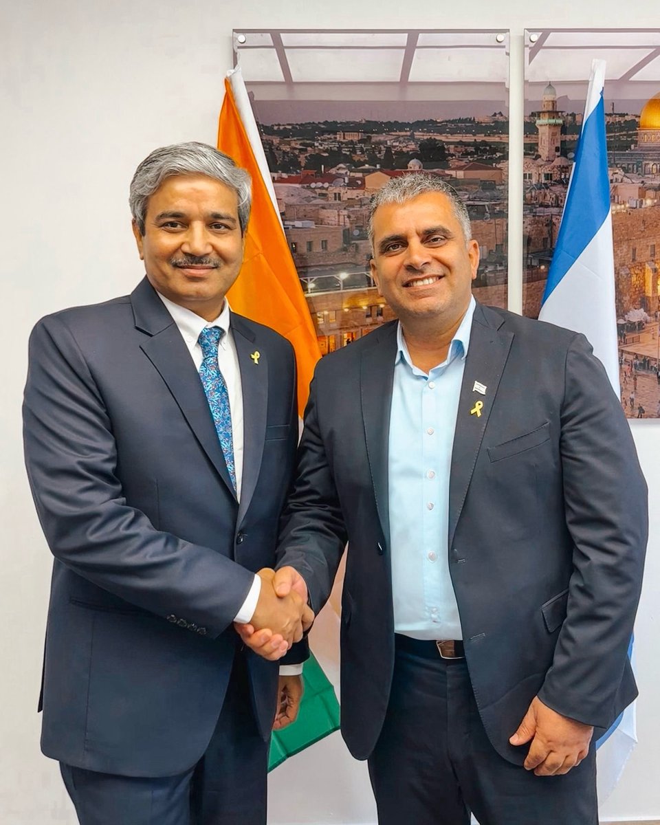 אירחתי בלשכתי את שגריר הודו בישראל, ג׳י. פי. סינג.
הפגישה עסקה בתיאומים ובסיוע לאיחוד משפחות בני שבט מנשה המתגוררים בחבל מניפור ומיזורם שבצפון הודו.
מודה לשגריר על הרצון לקדם שיתופי פעולה בין המדינות גם בנושא זה.

בנוסף, ברכתי על הסכם הסחר שנחתם בהובלת שר האוצר <a href="/bezalelsm/">בצלאל סמוטריץ'</a> 

🇮🇱🇮🇳