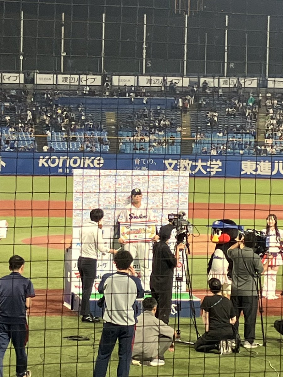 逆転すわほー☂️😊🐧
北村くん、ヒロイン素敵💓古賀くんもよんでほしかった。
まつけん、勝ち投手タオルかかげました❗️
矢崎さんのピッチング完璧すぎて周囲の方々驚いていました👀