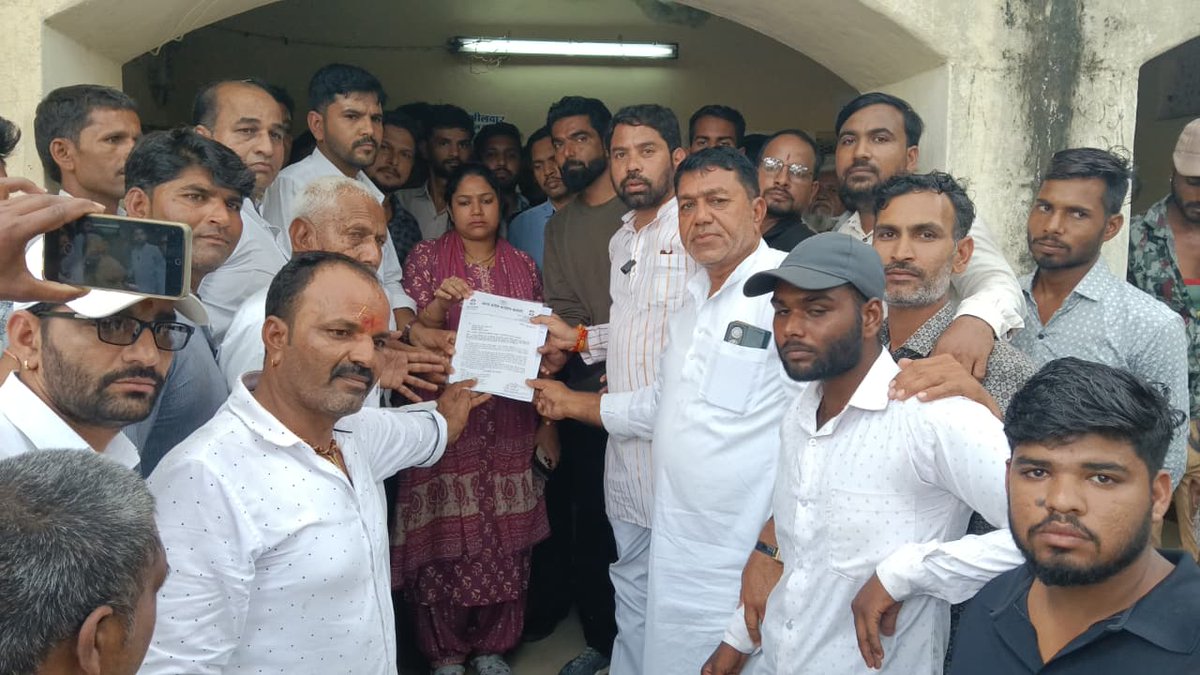 #किसान_आंदोलन
📍खाचरोद
अन्नदाता किसान भाइयों की खराब हो रही सोयाबीन की फसलों का राजस्व विभाग से सर्वे कराकर मुआवजा देने,सर्वे के आधार पर फसल बीमा दिलवाने एवं बीमा कंपनी से फसल बीमा की प्रीमियम की पॉलिसी दिलाने आदि किसान हितैषी मांगो को लेकर 9 सितंबर 2025 को ।