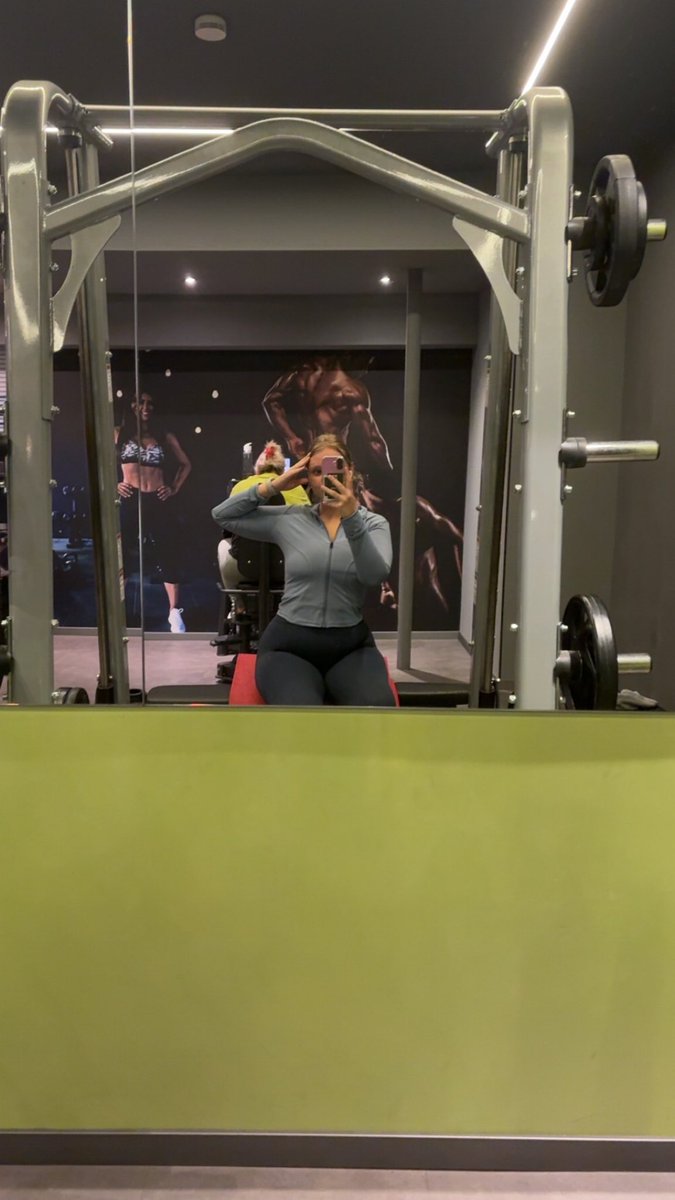 Meine Kurven machen doch verrückt kleiner Loser 😌
Komm her und gib dich mir hin 😘