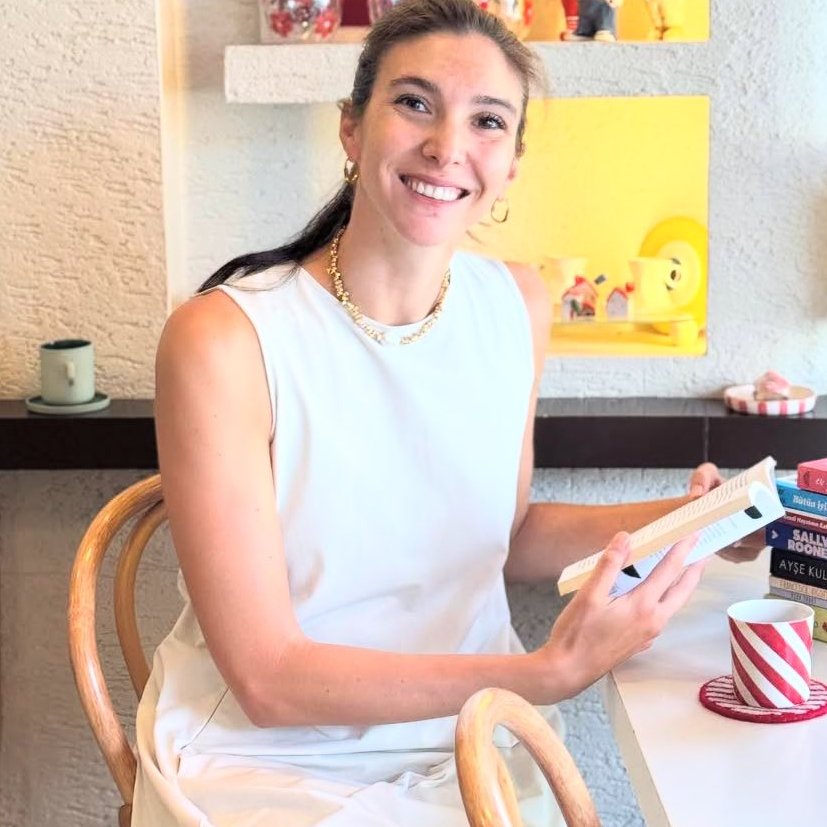 📕 Naz Aydemir Akyol'dan Kitap Önerileri

⚡️ Öğretmenim Mori’yle Salı Buluşmaları
✍️ Mitch Albom

⚡️ İnsanın Anlam Arayışı
✍️ Viktor Frankl

⚡️ Adı: Aylin
✍️ Ayşe Kulin

⚡️ Ev
✍️ Nermin Yıldırım

⚡️ Rüyalar Anlatılmaz
✍️ Nermin Yıldırım

⚡️ Çiçeklenmeler
✍️ Melisa Kesmez

⚡️