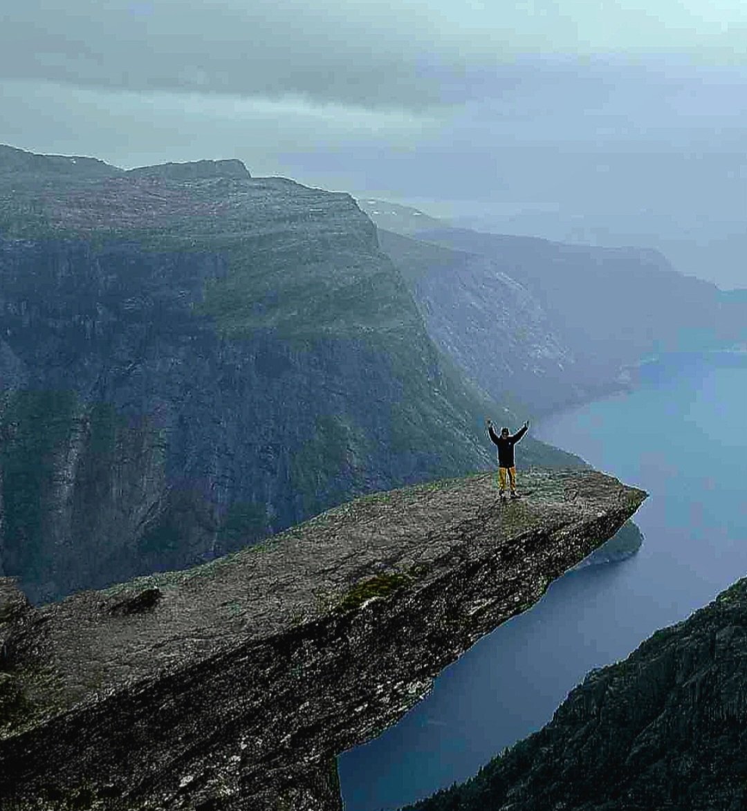 KimABru's tweet photo. It's me at the Trolltunga. https://t.co/LYTP0tfFWJ