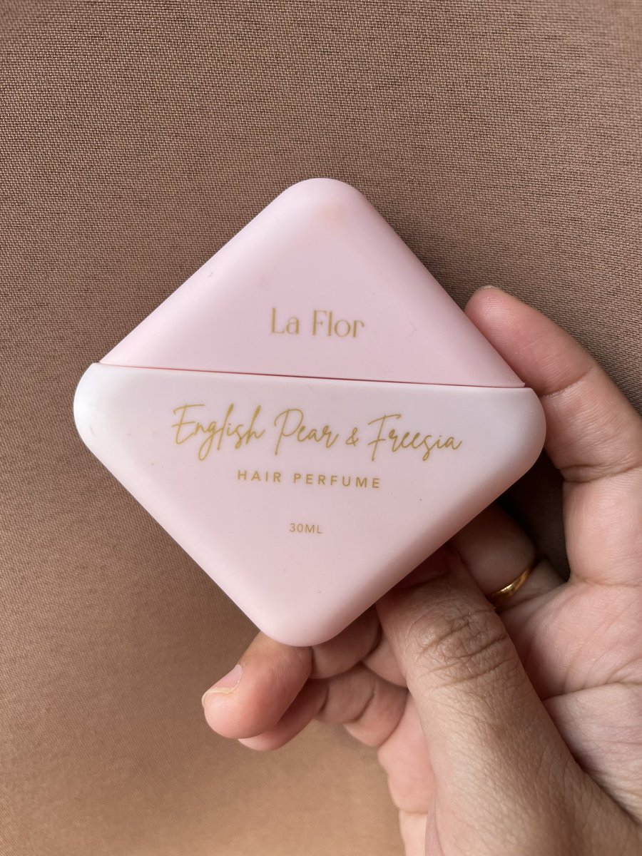 Hair perfume &gt;&gt;&gt; body perfume…

Lagi lagi yg hijabis rambut selalu bau kepam. Kena ada 1 hair perfume!