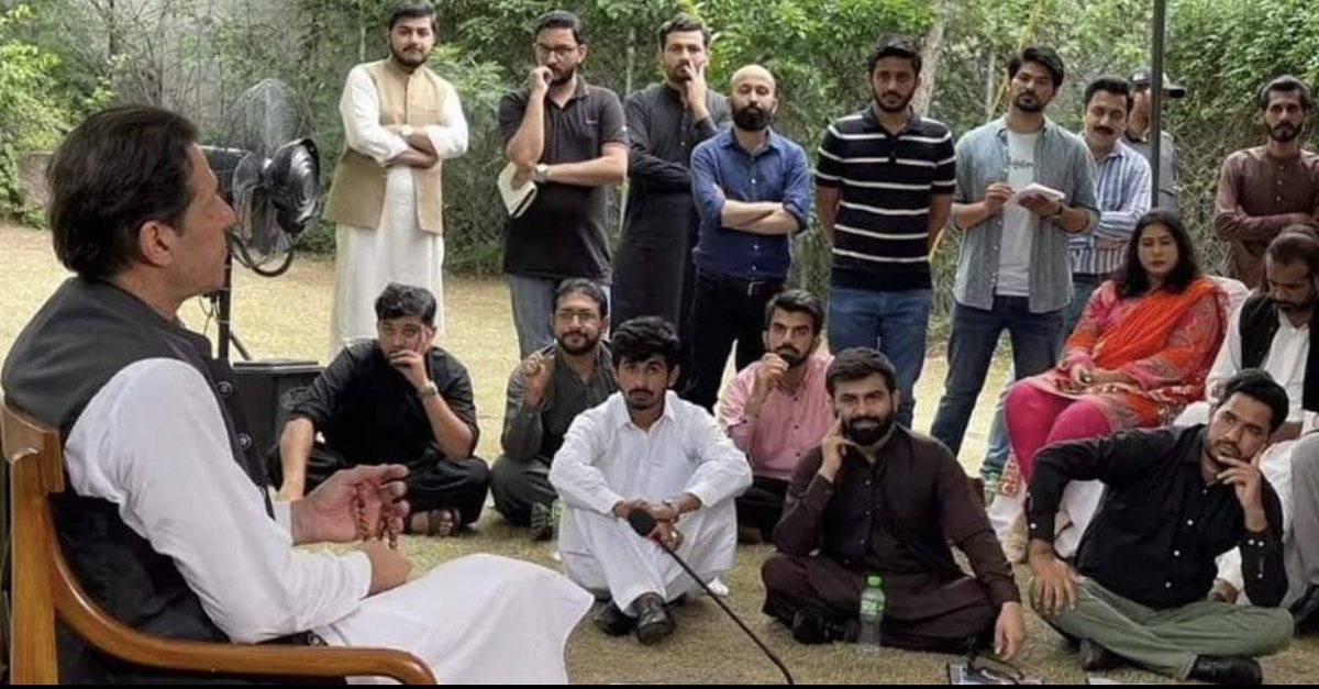 ذہین لوگوں کو جمع کرنا بہت پیچیدہ معاملہ ہے۔ جبکہ ریوڑ جمع کرنے کے لیے بس ایک چرواہے اور کتے کی ضرورت ہوتی ہے۔ کارل مارکس