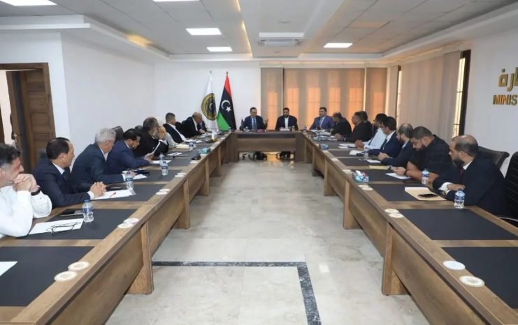عقدت وزارة الاقتصاد والتجارة  اجتماعها الشهري برئاسة الوزير محمد الحويج، بحضور وكيل الوزارة للشؤون العامة والتجارية لمتابعة التحول الرقمي للوزارة والجهات التابعة لها، وخاصة ربط منظومة السجل التجاري، وإدراج بيانات الشركات العامة والخاصة والمشتركة وفروع الشركات الأجنبية🥰