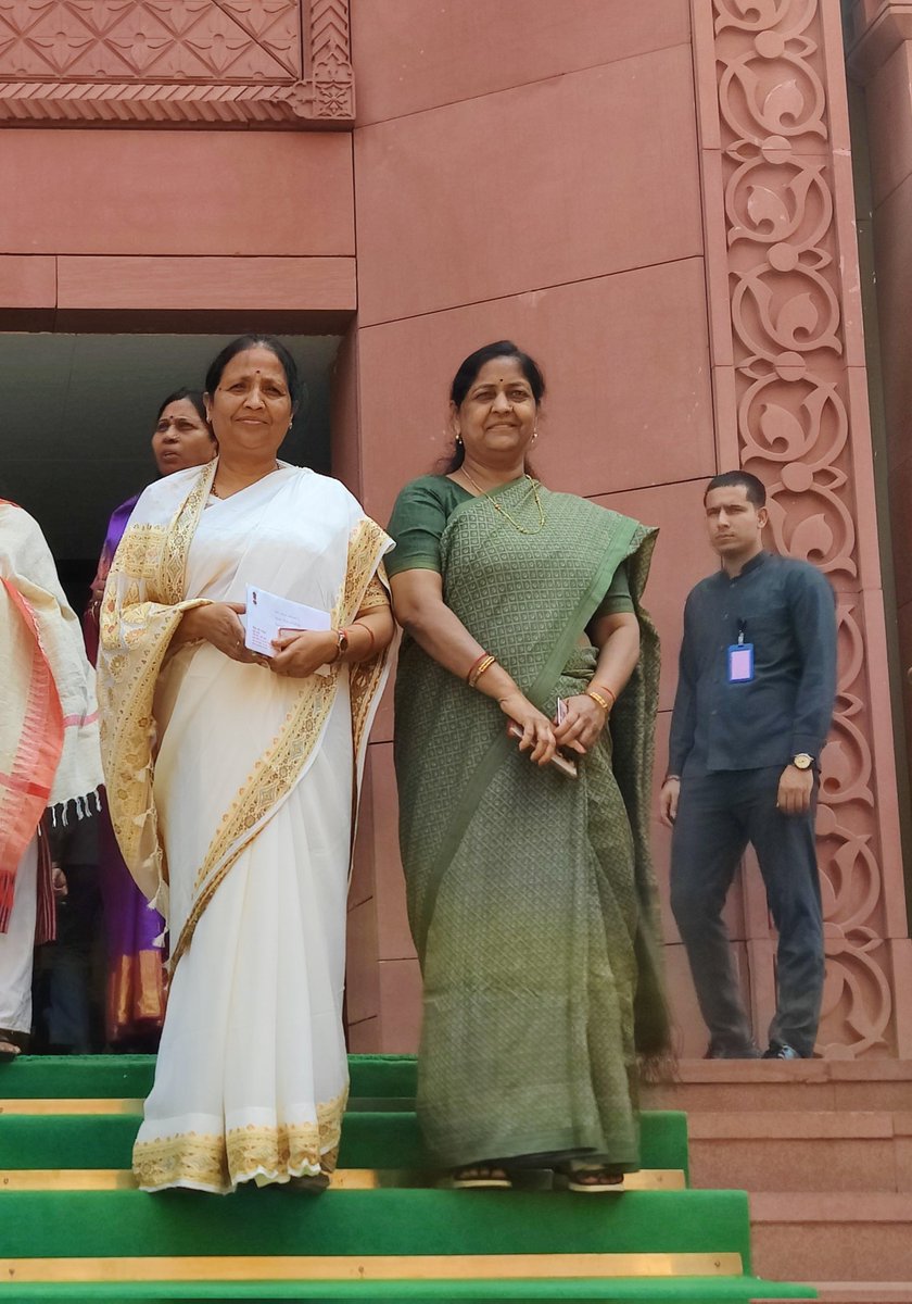 आज एनडीए के सांसदगणों के साथ उपराष्ट्रपति चुनाव में मतदान किया।

लोकतंत्र की शक्ति हमारे मताधिकार और संसदीय परंपराओं से ही सुदृढ़ होती है। यही परंपरा हमारे गणतंत्र को निरंतर सशक्त और जीवंत बनाए रखती है। 🇮🇳

#VicePresidentElection #लोकतंत्र #NDA #BJP4IND #BJP4UP #NarendraModi