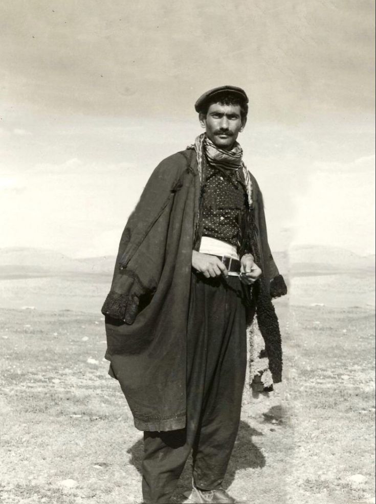 Yılmaz Güney; yönetmen, senarist, oyuncu ve yazar. Siyasi nedenlerle sürgünde yaşadı, 9 Eylül 1984’te Paris’te hayatını kaybetti.