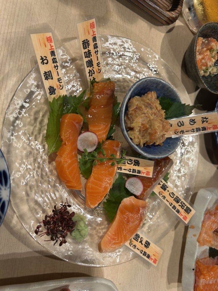 chikidayooooo's tweet photo. 昨日オープンのサーモン屋さん！！
オープン記念でビール一杯５円🤣🤣🤣🤣🤣 https://t.co/ZIeoJ6kXCs