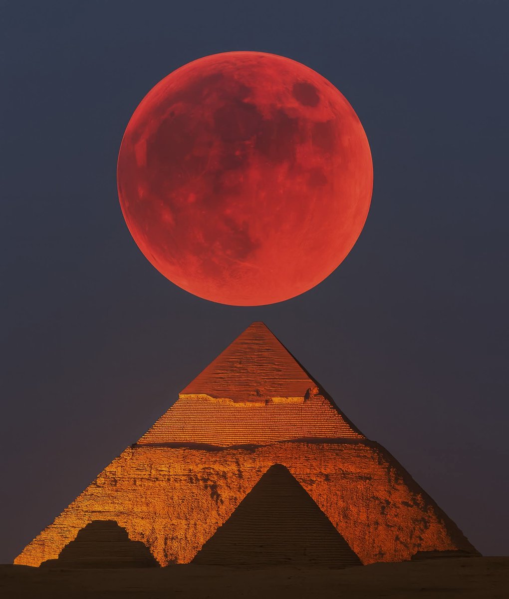 NewsIADN's tweet photo. 📸 Full Red Moon rising during total Lunar Eclipse over the great Pyramids of Giza 🌕🛕 https://t.co/PgGrl7W0wo