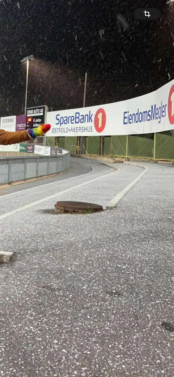 Hvordan er det mulig at <a href="/nff_info/">NorgesFotballforbund</a> gir <a href="/MossFK1906/">Moss Fotballklubb</a> tillatelse til å bruke dette som en bortetribune?