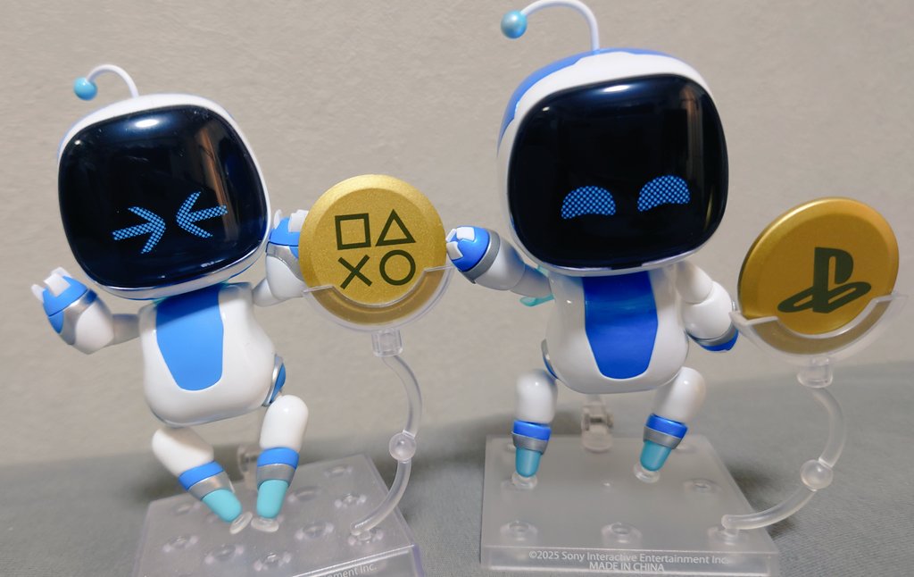 アストロボットねんどろいどの比較です✨ 左が通常！ 右がメタリック