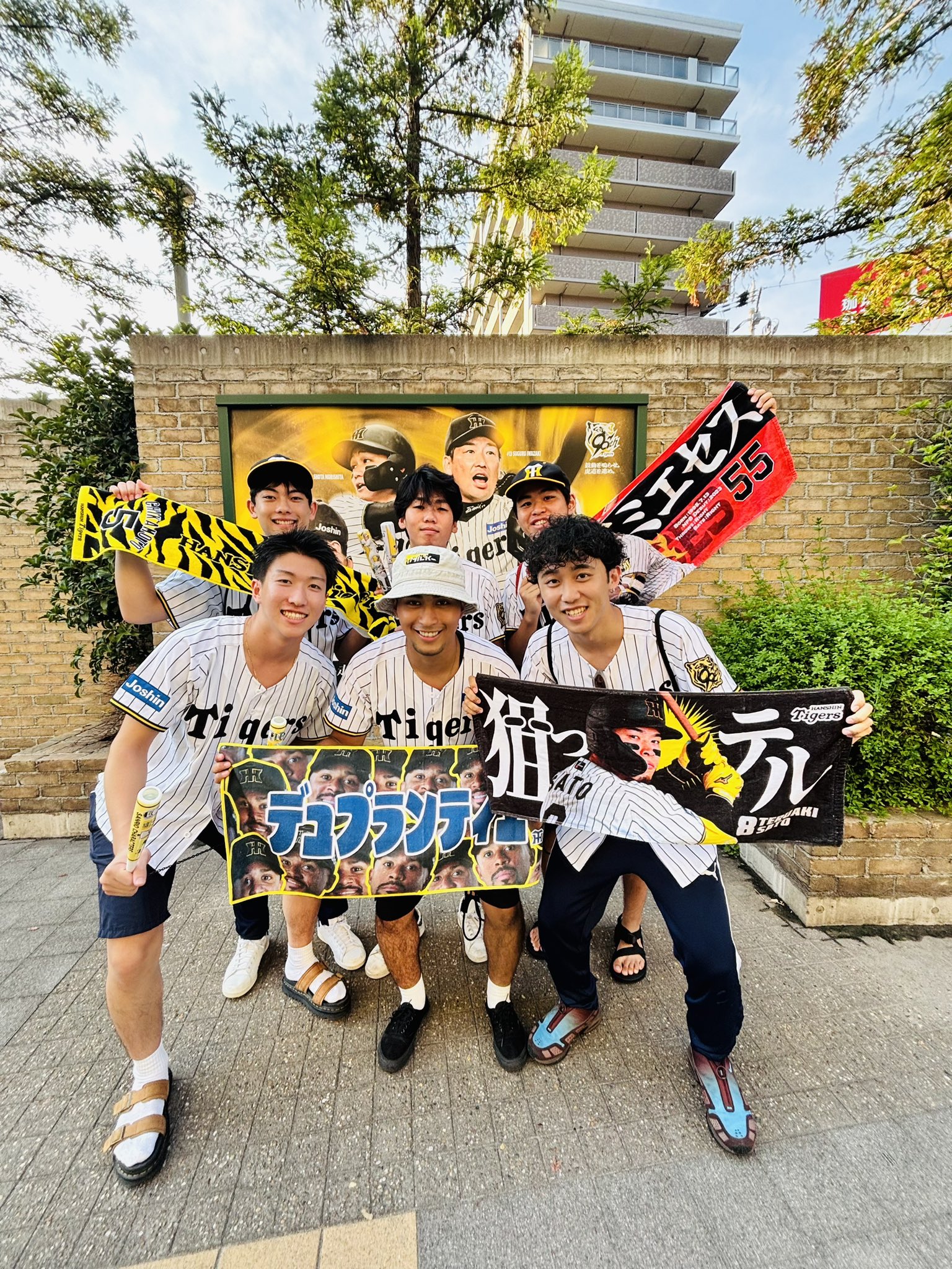 阪神タイガース - 【限定×限定＝即完売】阪神百貨店、アルプスショップ限定！完売！！商品２点セット Amazon.co.jp: 限定！今日のイチオシ缶バッジ1020 CS突破！行く