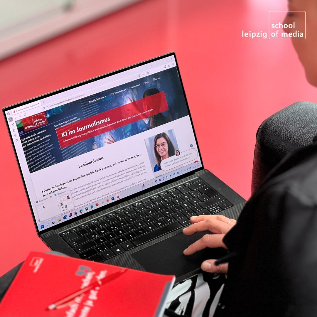 Welche KI-Tools gibt es bereits und wie werden sie sich entwickeln? Welche Veränderungen im Redaktionsalltag sind zu erwarten und wie kann ich mich darauf vorbereiten?

👉  Antworten gibt’s im Online-Seminar „KI im Journalismus“.

Jetzt anmelden! 
leipzigschoolofmedia.de/ki-journalismu…