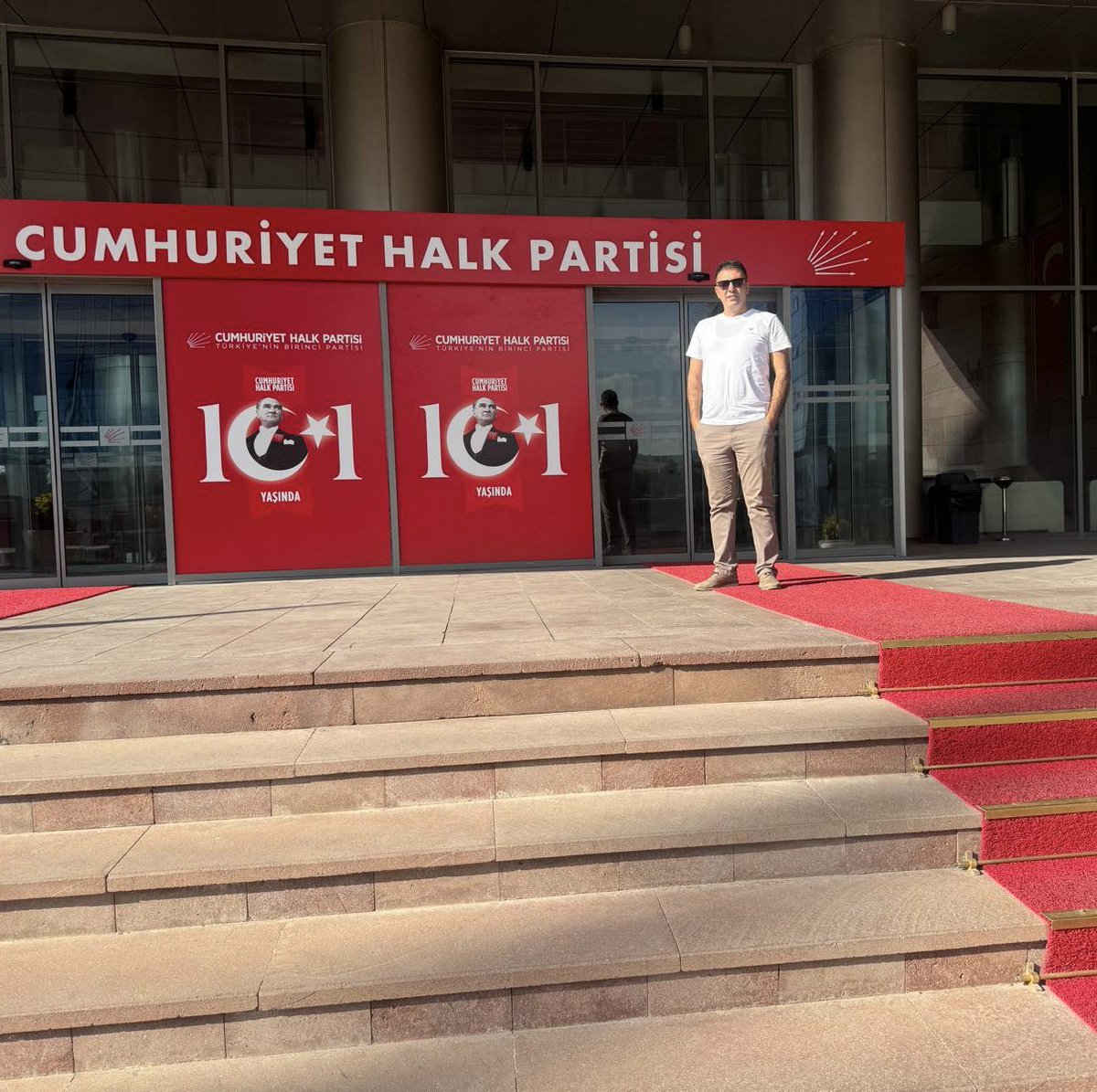 Gazi Mustafa Kemal Atatürk ve yol arkadaşlarının kurduğu partimiz, Cumhuriyetimizi demokrasiyle taçlandırdı.

Bugün de aynı inançla, millet iradesini, eşitliği ve adaleti savunmaya devam ediyoruz.

102. yılımız kutlu olsun!

Birlikte yazdık tarihi, birlikte kuracağız geleceği!