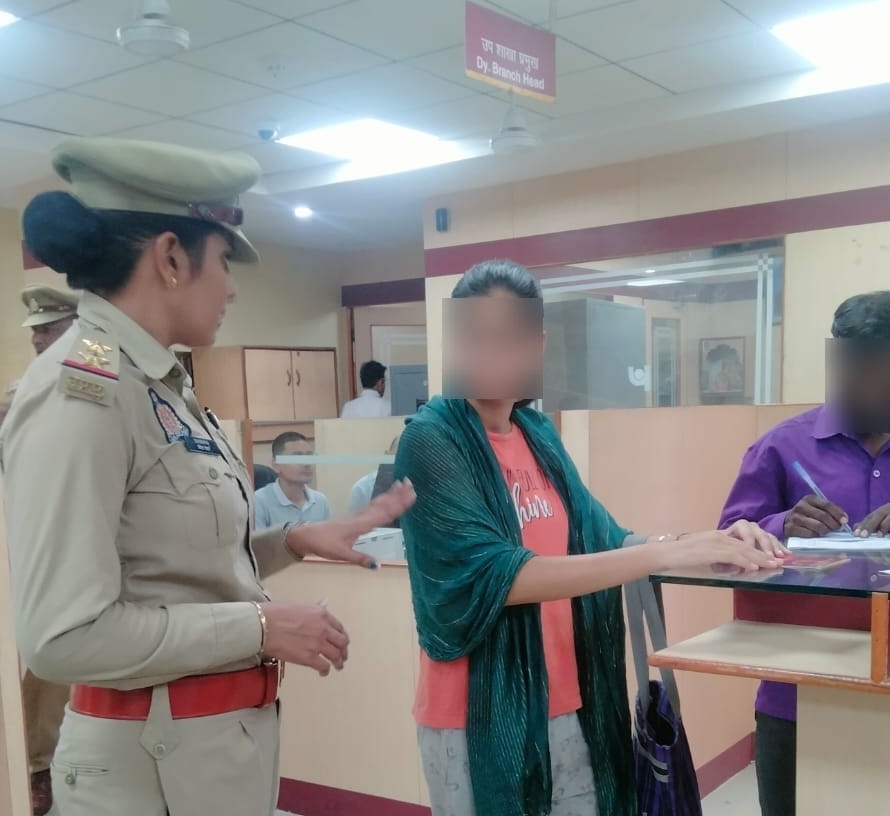 DCPWestAgra's tweet photo. #PoliceCommissionerateAgra
▶️#थाना_बरहन पुलिस टीम द्वारा थाना क्षेत्रान्तर्गत व्यवसायिक प्रतिष्ठानों/बैंकों/एटीमाें की जा रही हैं, सघन चेैकिंग।
▶️बैंक/एटीएम के आस-पास खड़े/घूम रहे संदिग्ध व्यक्तियों/वाहनों पर रखी जा रही है नजर।
#BankChecking https://t.co/Zkl6Bpz1xX
