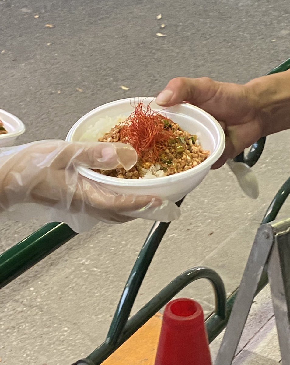 sokai_takidashi's tweet image. 本日の炊き出しは麻婆豆腐丼
辛みと旨みでごはんがとても進む一杯を仕上げました!
にんにくたっぷりでスタミナ増強です!
ニラの香りとひき肉の旨みで激うまの麻婆丼を都庁下にて配布中です