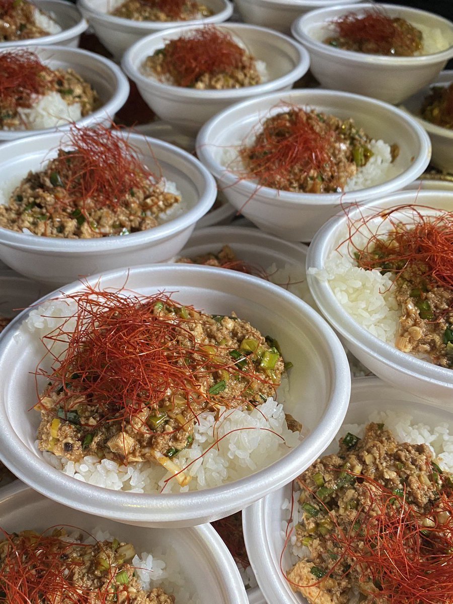 sokai_takidashi's tweet image. 本日の炊き出しは麻婆豆腐丼
辛みと旨みでごはんがとても進む一杯を仕上げました!
にんにくたっぷりでスタミナ増強です!
ニラの香りとひき肉の旨みで激うまの麻婆丼を都庁下にて配布中です