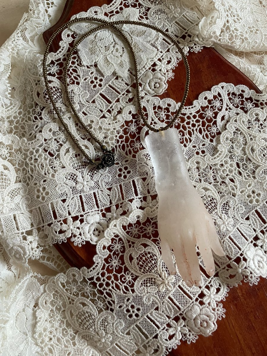 今回の展示では出品出来ませんでしたが、ネックレスのガラスの小さい手もあります🕊
小さいですが手間のかかる作業が多いので、なかなか作ることは叶いませんが。
また制作出来るようになったら、作りたいシリーズのひとつです＊

#ガラスの手
#glass
#工芸
#doll
#パートドヴェール
#エナメル絵付け