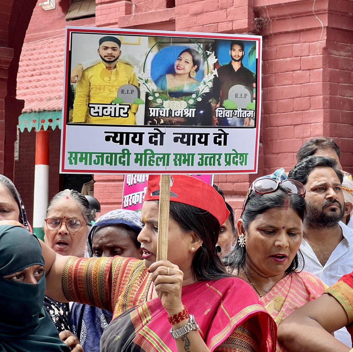 मछलीशहर पड़ाव पर करंट व नाले में बहने से मृत प्राची मिश्रा शिवा गौतम व मोहम्मद समीर की मौत के जिम्मेदार दोषी अधिकारियों पर FIR, मृतक के परिजनों को नौकरी साथ समीर एवं शिवा को वीरता पुरस्कार की मांग को लेकर डीएम और एसपी से वार्ता की साथ में पीड़ित परिवार के परिजन भी उपस्थित रहें।
