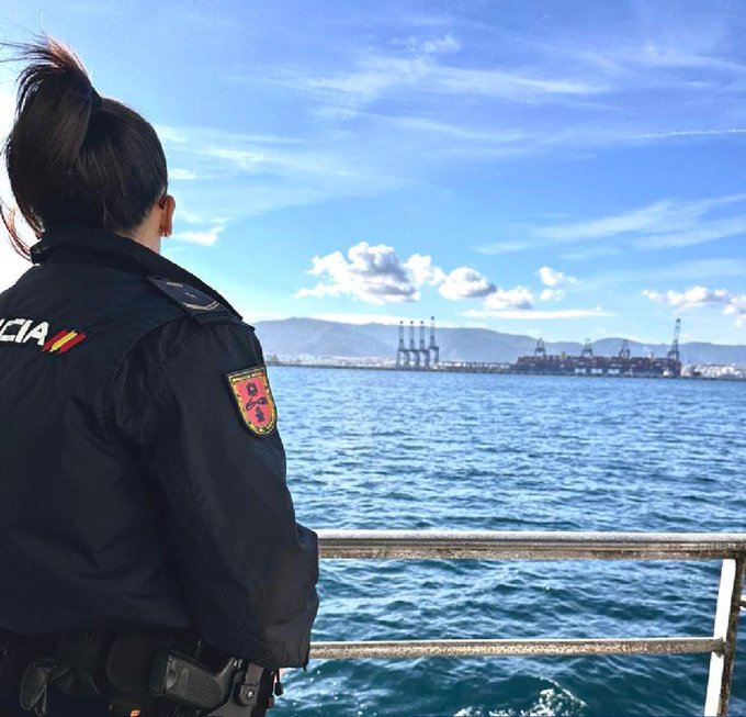 Hoy es un buen día para cuidarnos entre todos 

Recuerda que tu #seguridad también está en tus decisiones

La nuestra es que siempre vamos a estar ahí si nos necesitas 👮‍♀️

#BuenosDías ☀
#SomosTuPolicía