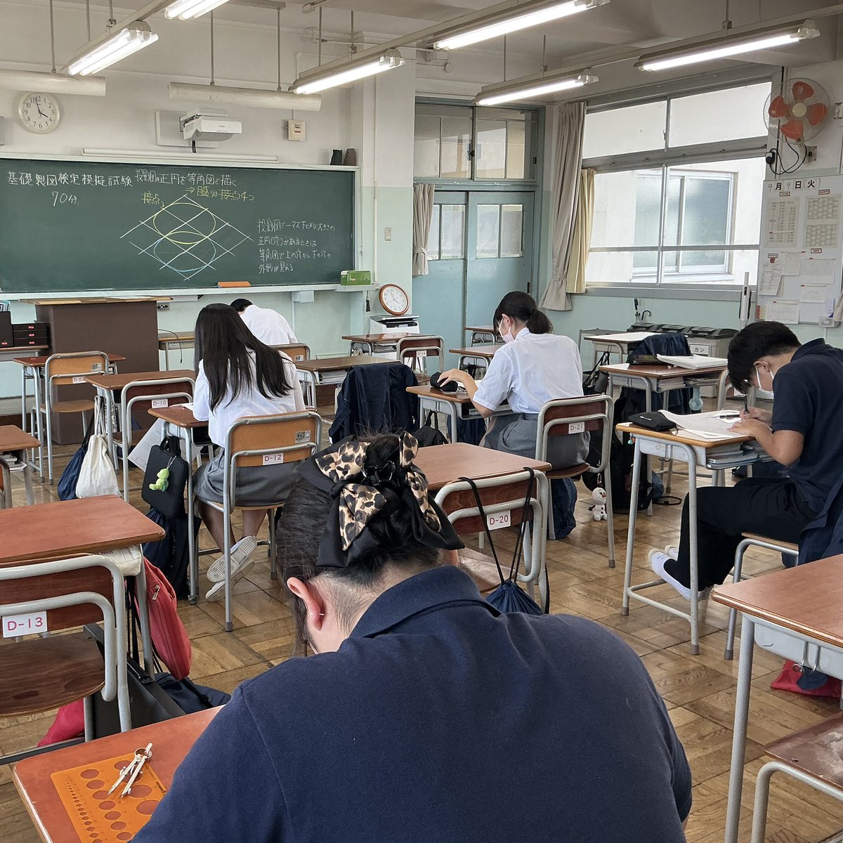 基礎製図検定(全国工業高等学校長協会主催)の模擬試験ジョホー📐

本番は今週末12日(金)！
模擬試験の結果を受け止めて、合格に向けていい準備をしましょう。

この検定は製図に関する基礎的・基本的な知識や理解力を確かめる検定制度です。
製品のデザインや建築物の設計に製図の知識は不可欠です。