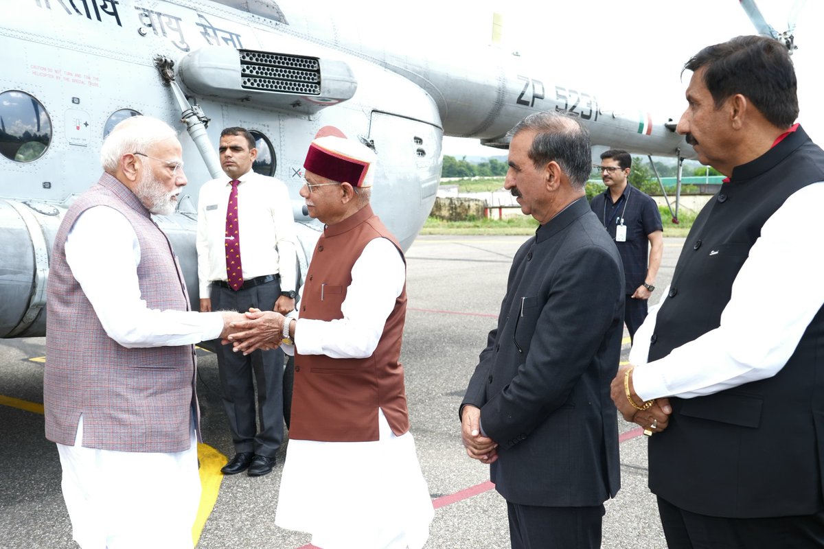 #हिमाचल प्रदेश के आपदा प्रभावित क्षेत्रों का दौरा करने और समीक्षा बैठक के लिये आये   आदरणीय प्रधानमंत्री श्री <a href="/narendramodi/">Narendra Modi</a>जी का कांगड़ा हैलीपेड पर  स्वागत किया। 

माननीय मुख्यमंत्री, विधानसभा अध्यक्ष,  उपमुख्यमंत्री,  नेता प्रतिपक्ष व मंत्रिमंडल के अन्य सदस्यगण, सांसद, विधायक
