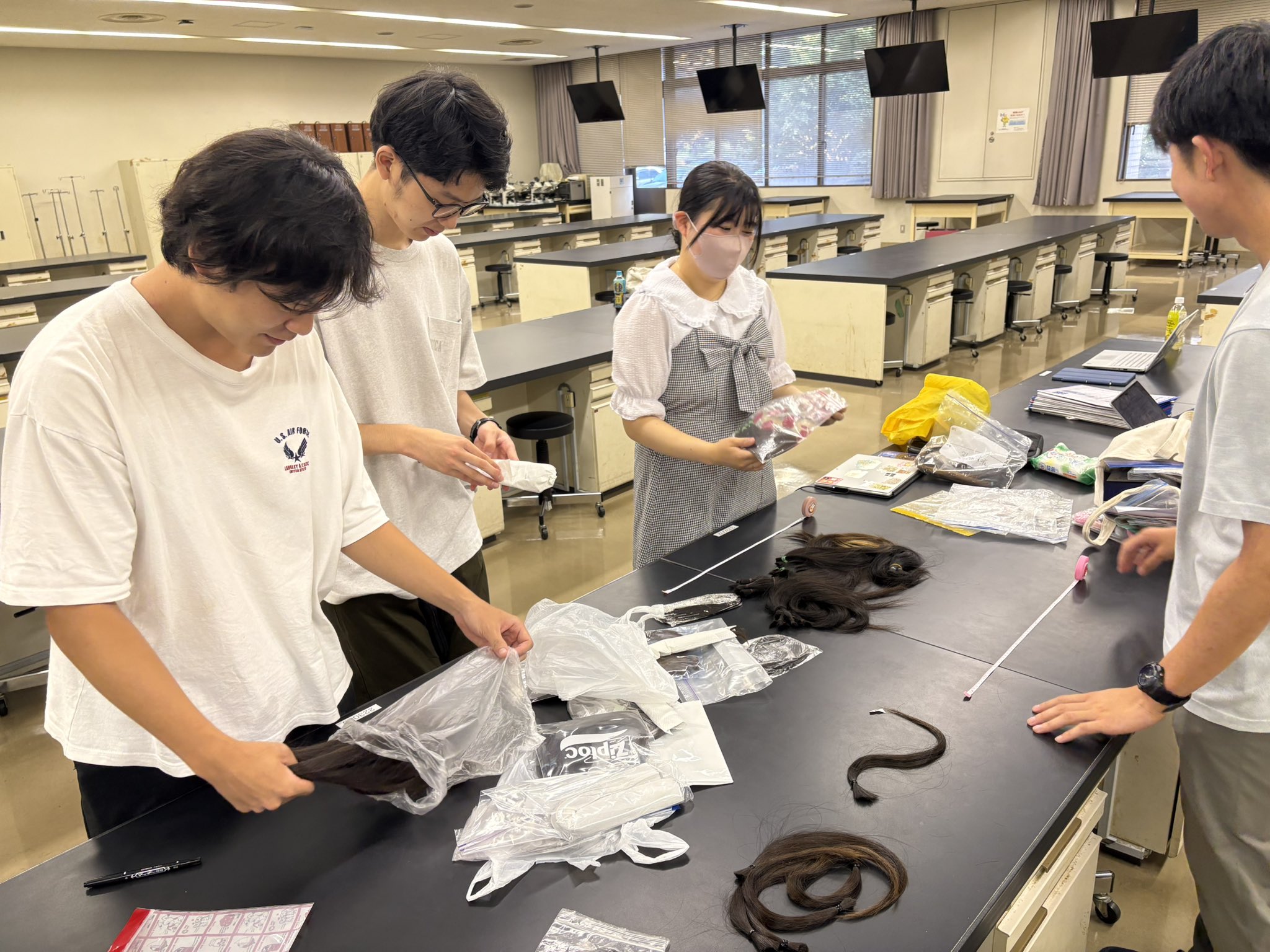 ヘアドネーション　子供 3年間伸ばした髪の毛を頭髪に悩みを抱える子どもたちへ～従業員