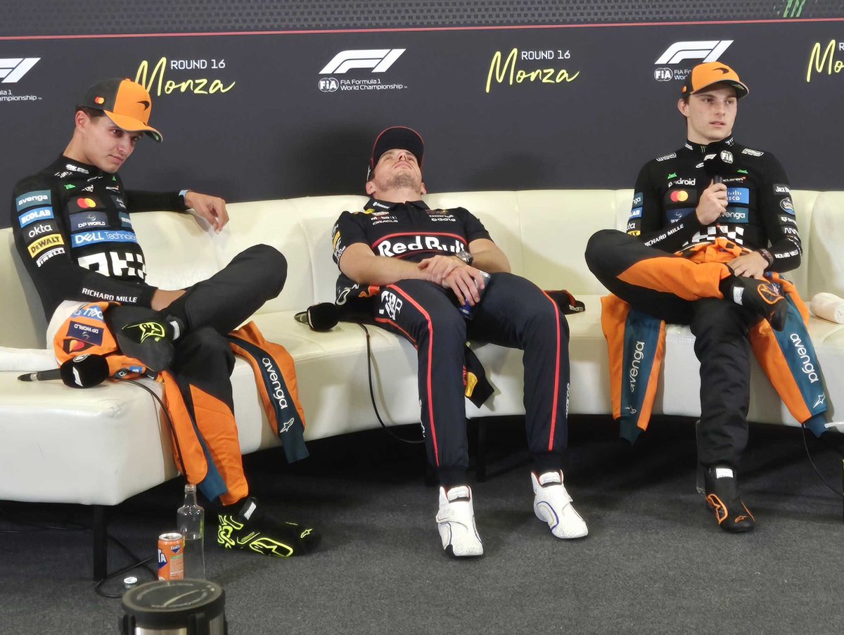 😅 Fue casi titánico el esfuerzo de Norris y Piastri por mantener la línea del equipo en la rueda de prensa post Monza

Aquí se recopila, y lógico que Verstappen se quedara así (foto de nuestro <a href="/RonaldVording/">Ronald Vording</a> )
es.motorsport.com/f1/news/respue…