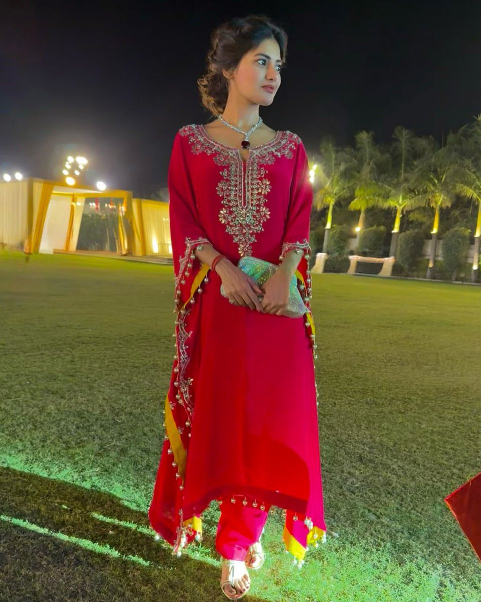 Palakagarwal56's tweet photo. Wrapped in elegance, waking on party evening yesterday enjoyed the evening #eveningmood #partyenjoy https://t.co/tH5hyk7cwS