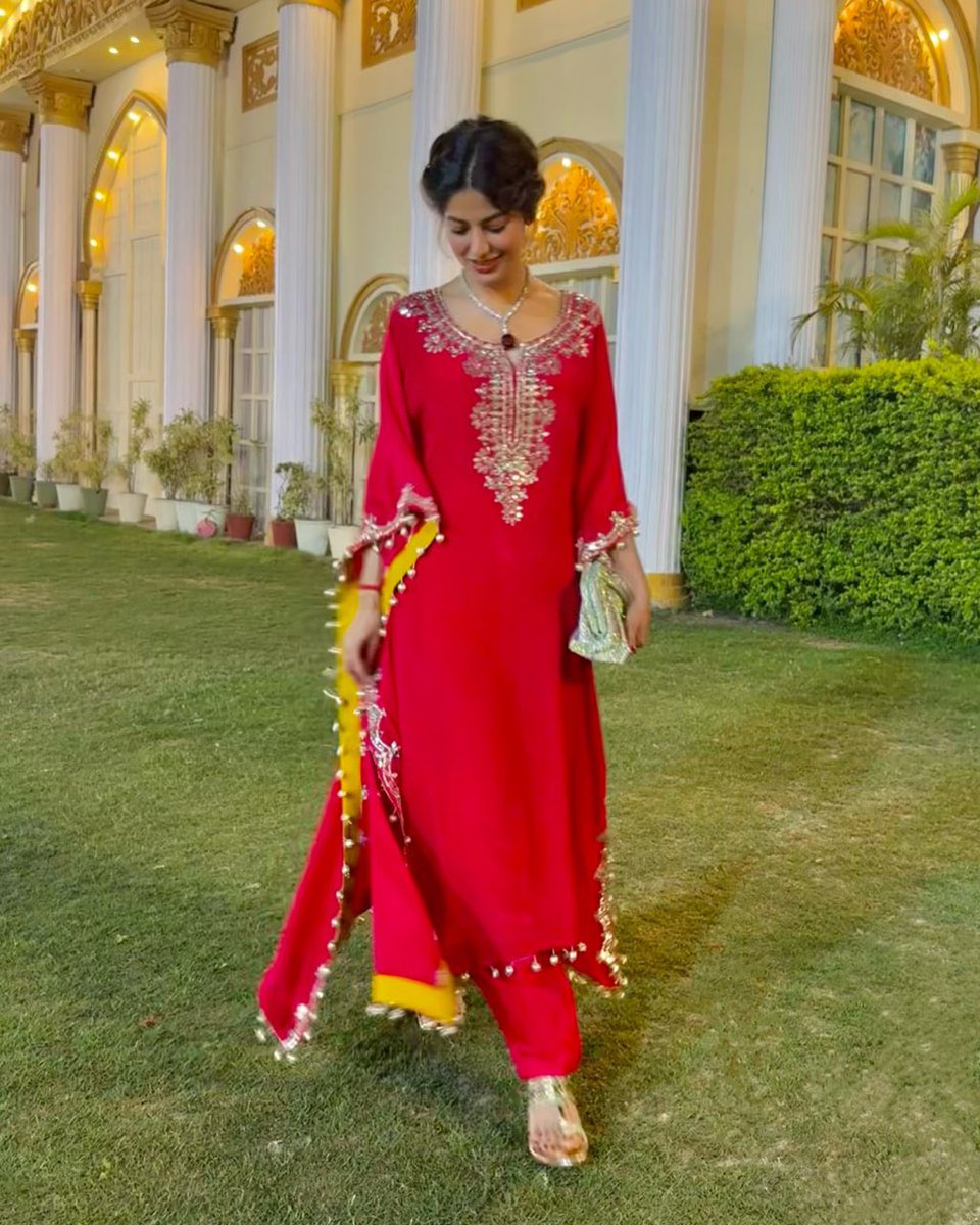 Palakagarwal56's tweet photo. Wrapped in elegance, waking on party evening yesterday enjoyed the evening #eveningmood #partyenjoy https://t.co/tH5hyk7cwS