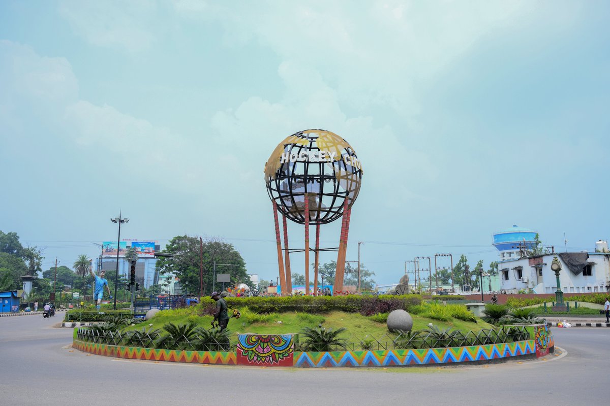 RourkelaMC's tweet image. Ahead of #durgapuja, the RMC #Sanitation team is #pruning trees, #cutting bushes, shaping the #decorative plants of medians, and #cleaning chowks to keep Rourkela’s streets #cleanandgreen, giving the city a fresh and #vibrant look for the #festivities.

#durgapuja2025 #RMC