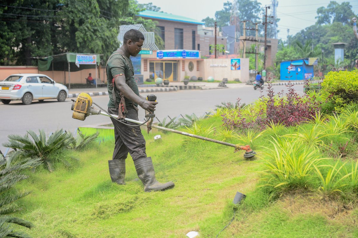 RourkelaMC's tweet image. Ahead of #durgapuja, the RMC #Sanitation team is #pruning trees, #cutting bushes, shaping the #decorative plants of medians, and #cleaning chowks to keep Rourkela’s streets #cleanandgreen, giving the city a fresh and #vibrant look for the #festivities.

#durgapuja2025 #RMC
