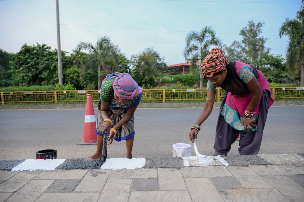 RourkelaMC's tweet image. Ahead of #durgapuja, the RMC #Sanitation team is #pruning trees, #cutting bushes, shaping the #decorative plants of medians, and #cleaning chowks to keep Rourkela’s streets #cleanandgreen, giving the city a fresh and #vibrant look for the #festivities.

#durgapuja2025 #RMC