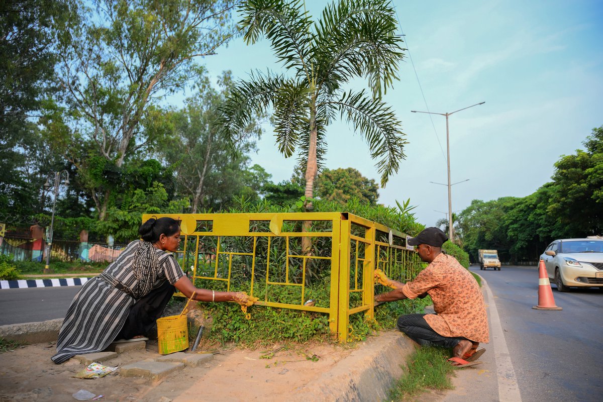 RourkelaMC's tweet image. Ahead of #durgapuja, the RMC #Sanitation team is #pruning trees, #cutting bushes, shaping the #decorative plants of medians, and #cleaning chowks to keep Rourkela’s streets #cleanandgreen, giving the city a fresh and #vibrant look for the #festivities.

#durgapuja2025 #RMC