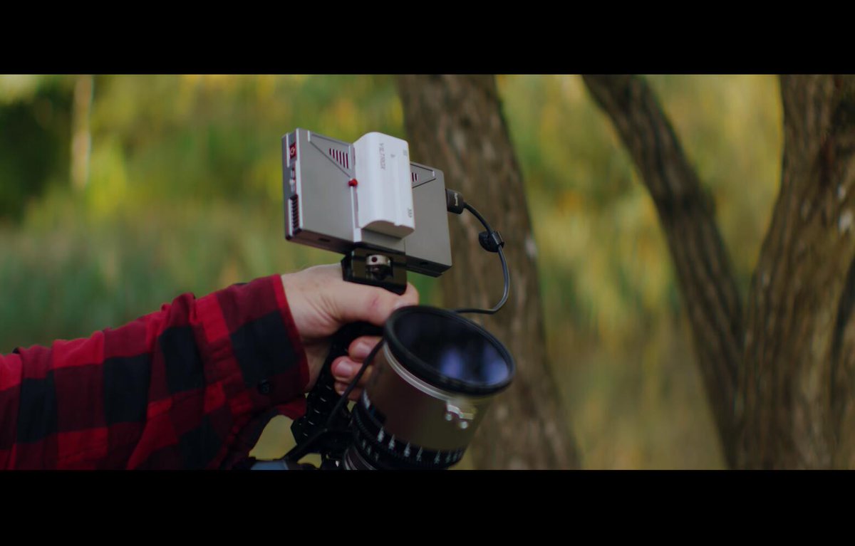 Andycinegear's tweet image. Out in the woods? 🍂 The Andycine X5 is made for it.
✔️ 1200nit brightness for outdoor clarity
✔️ Tough aluminum body for peace of mind
Film anywhere with confidence.

#andycine #andycinex5 #4kmonitor #CNChousing #videomonitoring #FilmmakingTools #OutdoorShoot
