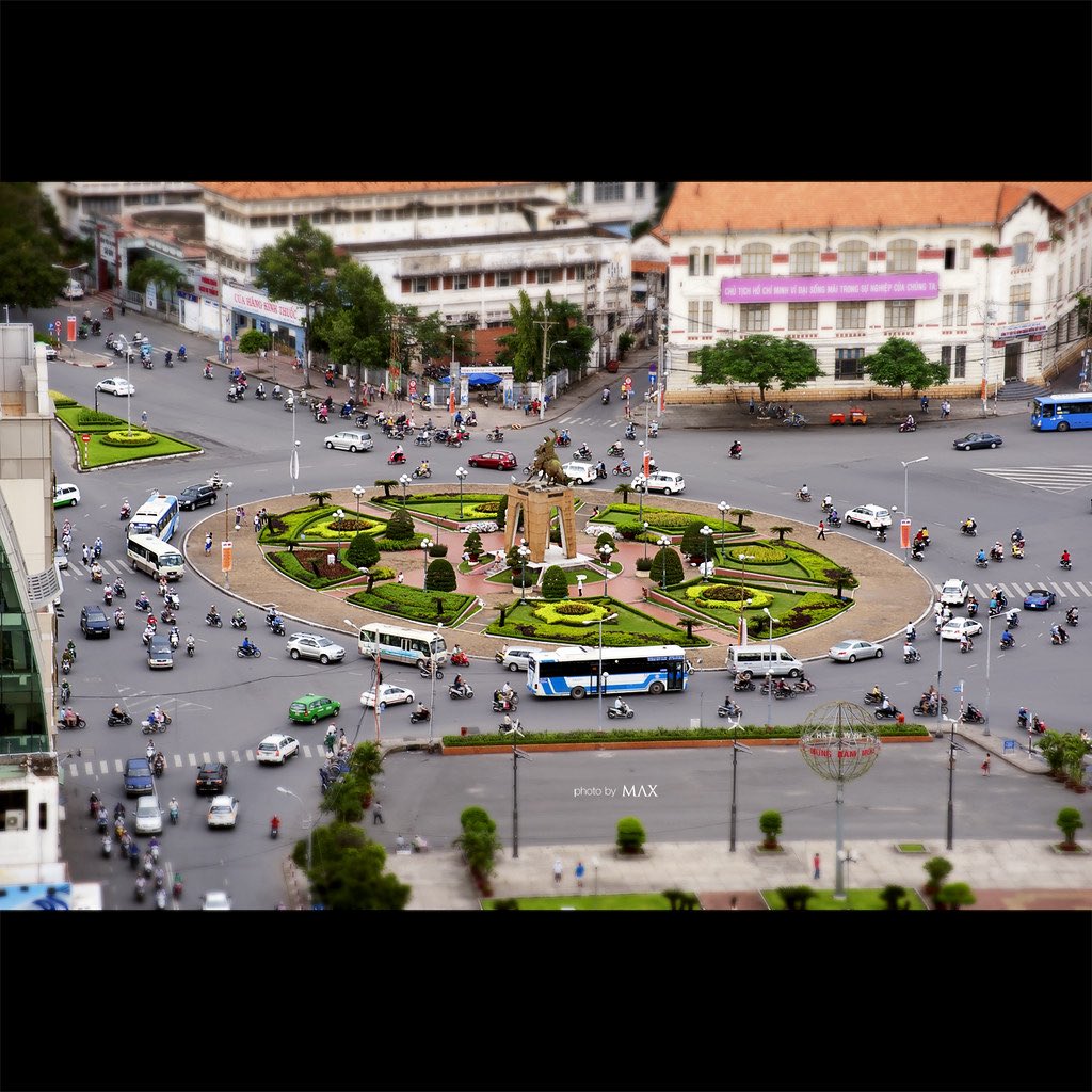 itjoepaPa's tweet photo. @ngahpham They did the same thing with Ben Thanh roundabout. I’m not surprise https://t.co/v5HjiyQsYA