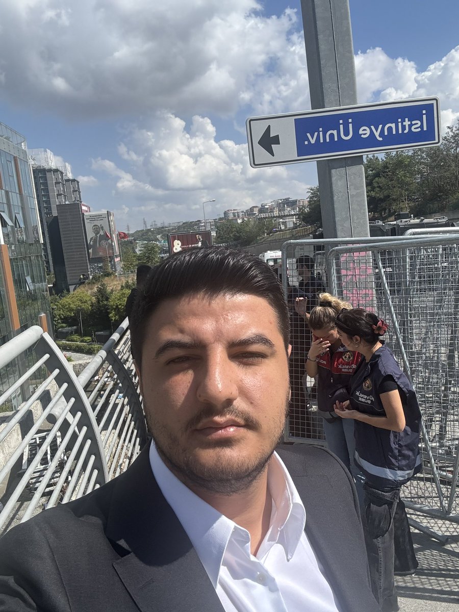 bedirhanberkdgr's tweet photo. Parti Meclisi Üyesi olarak Genel Başkanımızın çalışma ofisi binasına, alana yığılan polis ordusu sebebiyle giremiyorum.

Kimi, kimden koruyorsunuz?

Dünden beri bu binada yaşananları tarih unutmayacak.

O barikatların kimleri koruduğunu unutmayacağız.

O biber gazlarıyla kimlere yol açıldığını unutmayacağız!