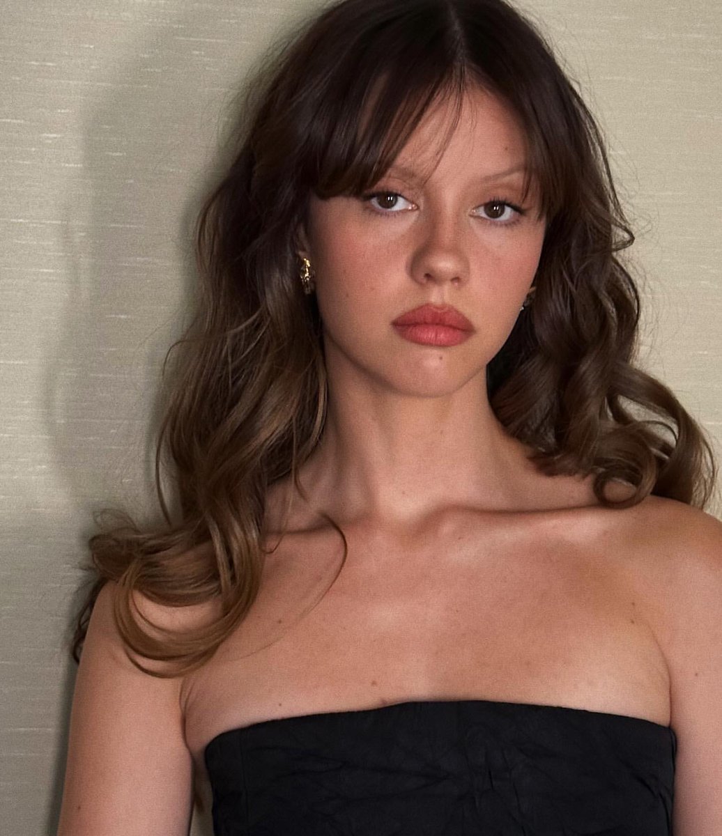 FilmUpdates's tweet image. Mia Goth stuns in new pictures.
