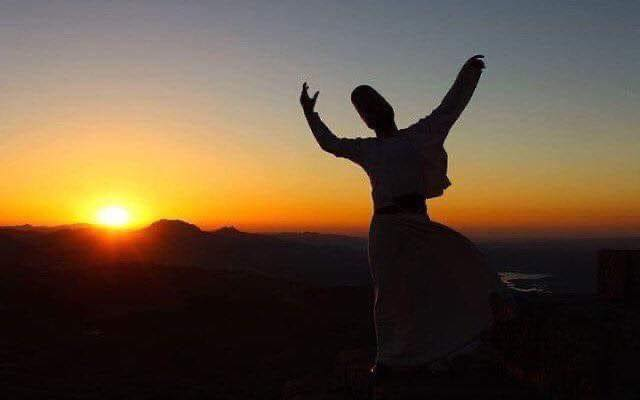 RumiArab's tweet photo. وما زالت الشَّمس، وبعد كلِّ هذا الزَّمن،
لم تقل للأرض: أنتِ مدينةٌ لي.
فانظر ماذا يحدث مع مثل هذا الحب!
إنَّه يملأ السَّماء نورًا.

— جلال الدين الرومي https://t.co/St6cZCs4fh