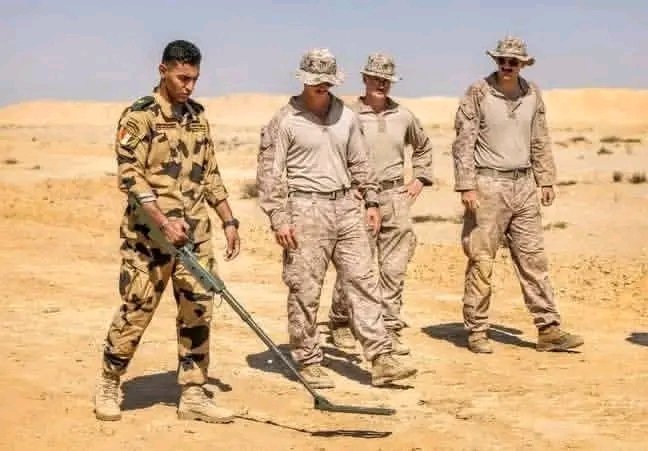 ودول جنود امريكان بيعلمهم ضابط مصري تفكيك الالغام