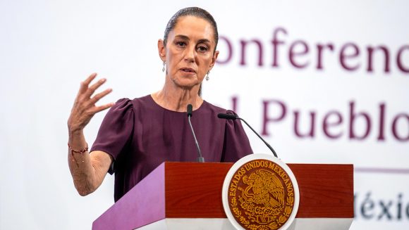 Presidenta de #México , Claudia Sheinbaum, aclaró este lunes que su Gobierno continuará con el convenio que tiene con #Cuba para que médicos de la isla laboren en la sanidad pública mexicana, comenzado por su antecesor, López Obrador, para cubrir el déficit de personal sanitario.