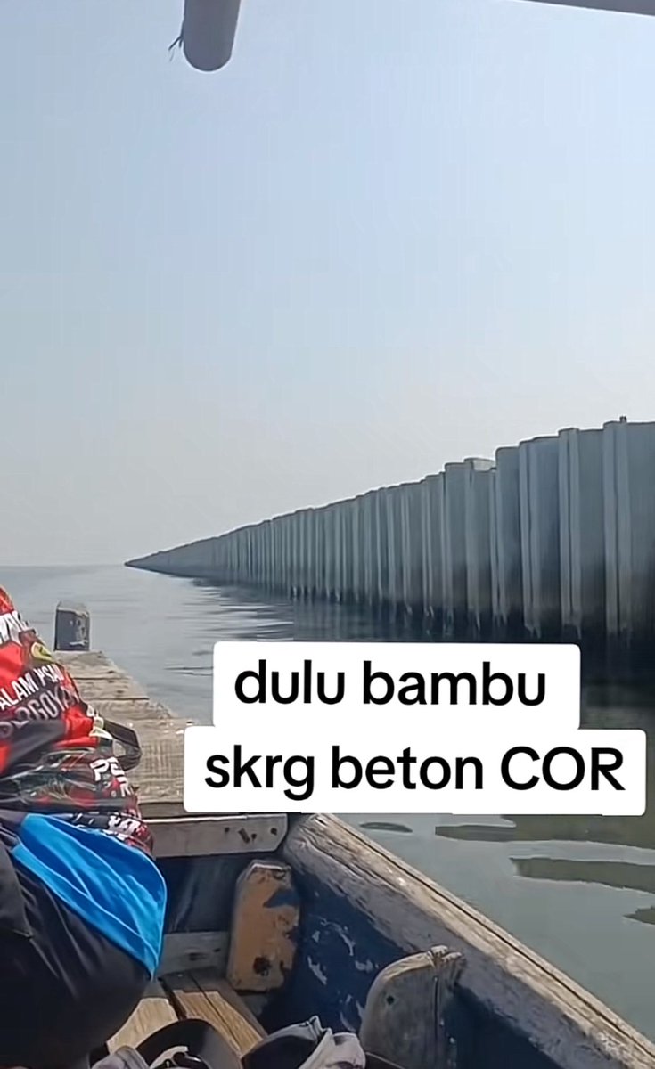 Meleng dikit yang dulu bambu jadi beton. 
Ini aku harus mention siapa nih?