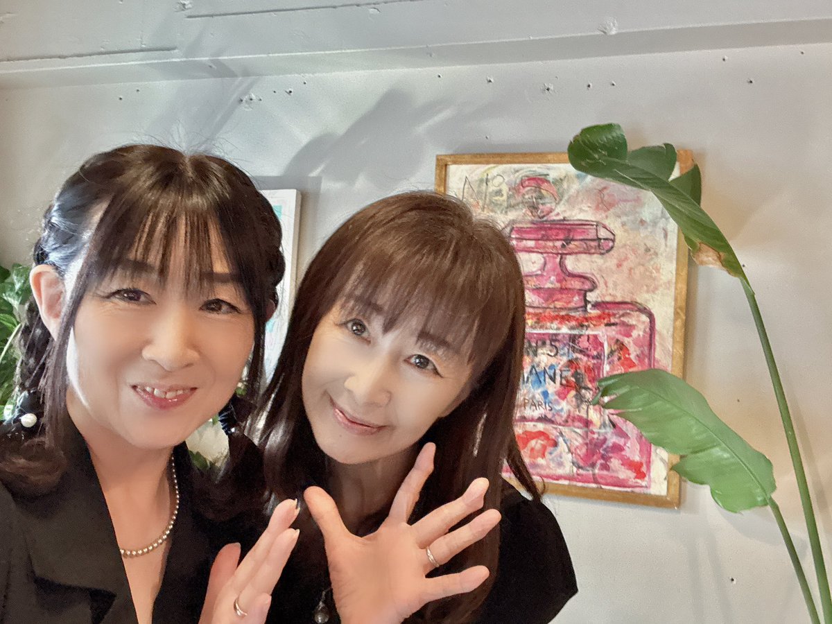 篠ちゃんの一周忌法要でした。
ご家族、ご親戚と泣いたり笑ったり大切な時間✨篠ちゃんも赤ワイン🍷片手に参加してたよね💚

篠ちゃんとは「プロジェクトA子」でも一緒だった相変わらずの美人さん富沢美智恵ちゃんと❤️

#篠原恵美
#富沢美智恵
#セーラージュピター
#セーラーマーズ