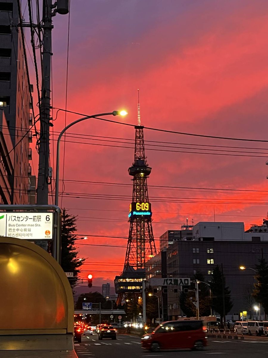 あらら！　

札幌テレビ塔が真っ赤っ赤