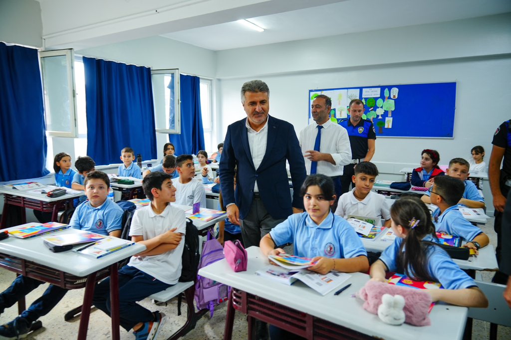 mkamilayata's tweet photo. Esenler Belediyesi olarak geri dönüşümle ürettiğimiz defterleri bu yıl da öğrencilerimize ulaştırdık. 📚🌱 Çevremizi korurken eğitim yolculuklarına katkı sunmanın mutluluğunu yaşıyoruz.
Çocuklarımıza başarılarla dolu bir yıl diliyoruz! 🎒✏️ https://t.co/TzQFJpNEK1
