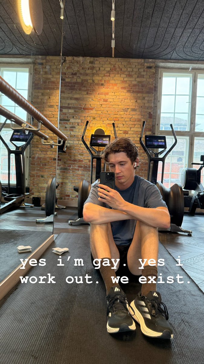 ทรอยอัพ IG Story เซลฟี่หน้ากระจกในยิม
ผมก็ออกกำลังกายนะครับบบ💪