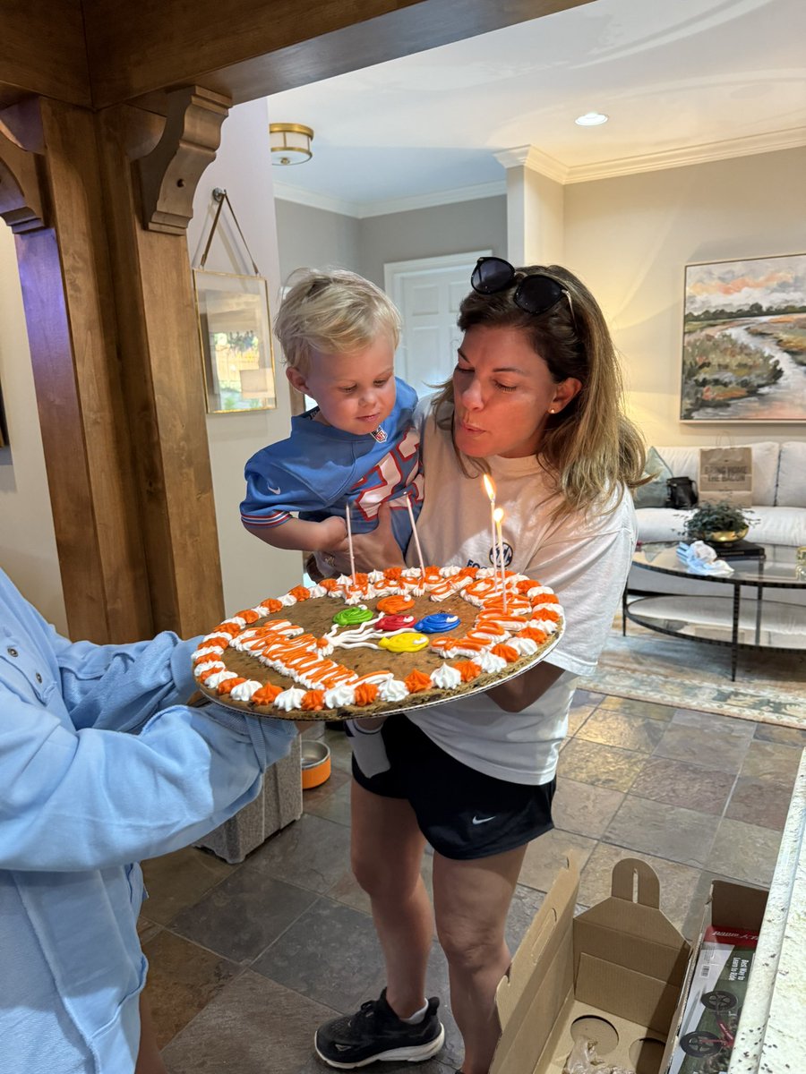 HBD to the best to ever do it! I love you,
Hollianne! 🎈 🎂